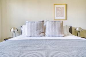 Postel nebo postele na pokoji v ubytování San Bruno 2BR w Pool Gym WD nr trains shops SFO-584 + 32 fotografií