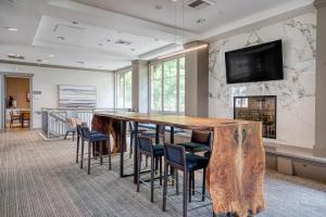 TV a/nebo společenská místnost v ubytování San Bruno 2BR w Pool Gym WD nr trains shops SFO-584