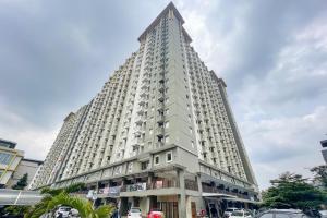 un gran edificio blanco en una calle de la ciudad en RedLiving Apartemen Gateway Cicadas - Premium Property, en Bandung