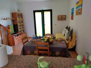- un salon avec une table et des chaises dans l'établissement Casa Leiva, à Punta de Mujeres