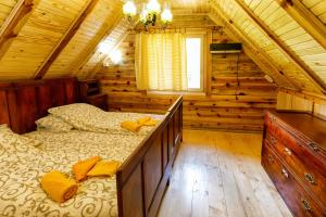 een slaapkamer met een bed in een houten hut bij Brvnare 3 zvezde brvnara Veljko in Kokin Brod