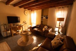 sala de estar con sofá y mesa en Bushveld Jewel - Close to Kruger, en Hoedspruit
