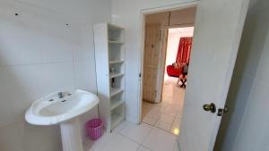 Ένα μπάνιο στο House - Sleeps 6 - Patio - Parking +15 φωτογραφίες