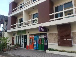 a building with colorful vending machines in front of it at Phangan Pearl Hostel in Haad Rin