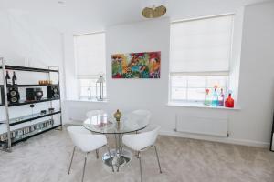 Kitchen o kitchenette sa BOBBIN ROW - Grade 2 Listed Property with a Beautiful Design with Access to Leeds