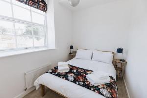 Kama o mga kama sa kuwarto sa BOBBIN ROW - Grade 2 Listed Property with a Beautiful Design with Access to Leeds