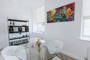 Kitchen o kitchenette sa BOBBIN ROW - Grade 2 Listed Property with a Beautiful Design with Access to Leeds