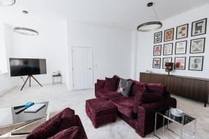 TV at/o entertainment center sa BOBBIN ROW - Grade 2 Listed Property with a Beautiful Design with Access to Leeds