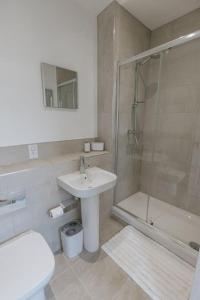 Bathroom sa BOBBIN ROW - Grade 2 Listed Property with a Beautiful Design with Access to Leeds