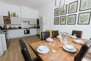Kitchen o kitchenette sa BOBBIN ROW - Grade 2 Listed Property with a Beautiful Design with Access to Leeds