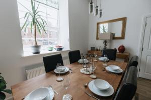 Gallery image ng BOBBIN ROW - Grade 2 Listed Property with a Beautiful Design with Access to Leeds sa Leeds