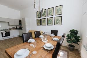 Kitchen o kitchenette sa BOBBIN ROW - Grade 2 Listed Property with a Beautiful Design with Access to Leeds