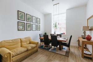 Seating area sa BOBBIN ROW - Grade 2 Listed Property with a Beautiful Design with Access to Leeds