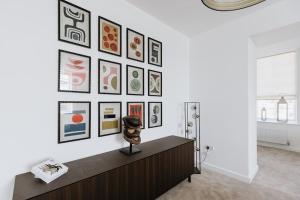Kama o mga kama sa kuwarto sa BOBBIN ROW - Grade 2 Listed Property with a Beautiful Design with Access to Leeds