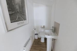 Bathroom sa BOBBIN ROW - Grade 2 Listed Property with a Beautiful Design with Access to Leeds