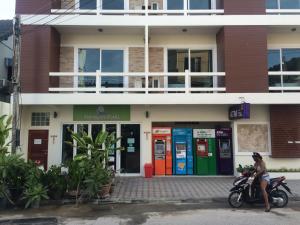 a man riding a motorcycle in front of a building at Phangan Pearl Hostel in Haad Rin