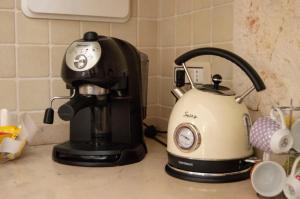 une cafetière assise au-dessus d'un comptoir dans l'établissement Locorotondo Stone House, à Locorotondo