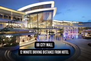 un gran edificio con un cartel que lee el centro comercial de la ciudad en Smile Hotel Putrajaya, en Putrajaya