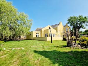 een groot huis met een tuin ervoor bij 8 Coach House in Preston