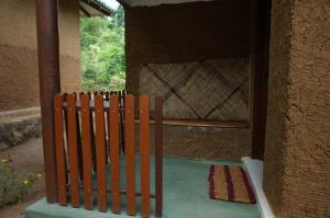una valla de madera frente a una casa en Agoura Hills en Kurunegala