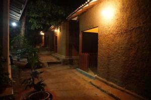 un patio vacío por la noche con un edificio de ladrillo en Agoura Hills en Kurunegala