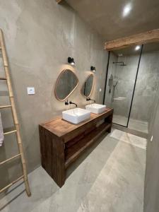 a bathroom with two sinks and a shower at Superbe duplex à 5 min de la plage in Torreilles