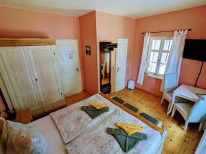 ein Schlafzimmer mit einem großen Bett in einem Zimmer in der Unterkunft Strandhotel Lindequist in Ostseebad Sellin
