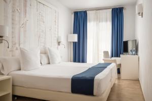 Posteľ alebo postele v izbe v ubytovaní Hotel Medium Sitges Park