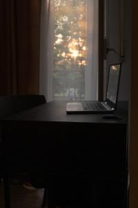 een laptop op een tafel voor een raam bij Santé in San Nicandro Garganico