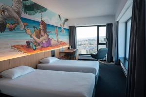 una habitación de hotel con 2 camas y un cuadro en la pared en Hotel Campus 90 - Free Parking, en Varna