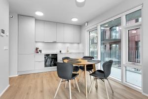 una cucina e una sala da pranzo con tavolo e sedie di Central Studio Apartment a Reykjavik