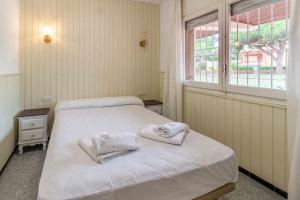 Postel nebo postele na pokoji v ubytování Caleta Sol 303 Apartamento con piscina comunitaria