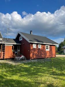 een bruin huis met fietsen voor de deur bij Yllästölli 2 A, Äkäslompolo in Kolari