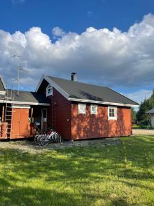 a brown house with bikes parked in front of it at Yllästölli 2 A, Äkäslompolo in Kolari