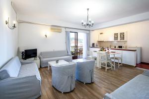 ein Wohnzimmer mit zwei Sofas und einer Küche in der Unterkunft Chrissomalli Sofia Studios in Skiathos-Stadt