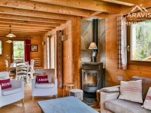 Chalet Le Grand-Bornand, 6 pièces, 8 personnes - FR-1-391-47にあるシーティングエリア