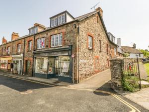 un viejo edificio de ladrillo en la esquina de una calle en Oxford House, en Minehead