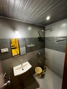 bagno con lavandino e servizi igienici di Hotel Savera Inn a Morbi