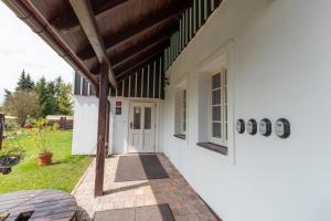 ein weißes Gebäude mit einer Tür und Fenstern darauf in der Unterkunft COUNTRY HOUSE Tisá in Tisá