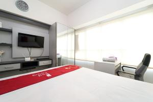 TV a/nebo společenská místnost v ubytování RedLiving Apartemen Springlake Summarecon - Happy Rooms with Netflix