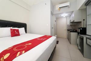 Kuchyň nebo kuchyňský kout v ubytování RedLiving Apartemen Springlake Summarecon - Happy Rooms with Netflix
