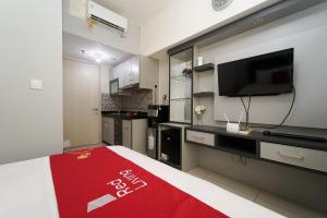 Kuchyň nebo kuchyňský kout v ubytování RedLiving Apartemen Springlake Summarecon - Happy Rooms with Netflix