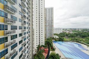 Bazén v ubytování RedLiving Apartemen Springlake Summarecon - Happy Rooms with Netflix nebo v jeho okolí