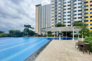 Bazén v ubytování RedLiving Apartemen Springlake Summarecon - Happy Rooms with Netflix nebo v jeho okolí