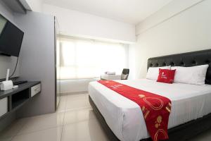 TV a/nebo společenská místnost v ubytování RedLiving Apartemen Springlake Summarecon - Happy Rooms with Netflix