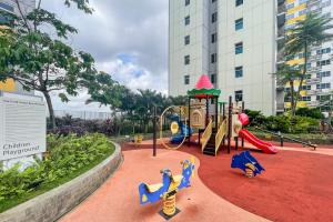 Herní místnost nebo prostor pro děti v ubytování RedLiving Apartemen Springlake Summarecon - Happy Rooms with Netflix