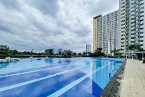 Bazén v ubytování RedLiving Apartemen Springlake Summarecon - Happy Rooms with Netflix nebo v jeho okolí + 13 fotografií