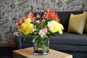 un vase de fleurs assis sur une table dans l'établissement Budapest Hotel, à Sofia