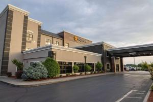 an empty parking lot in front of a hotel at La Quinta by Wyndham Knoxville East in Knoxville