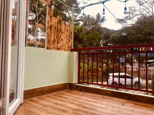Balkón nebo terasa v ubytování Whispering Pines Dalat (Thông Thì Thầm ĐL)